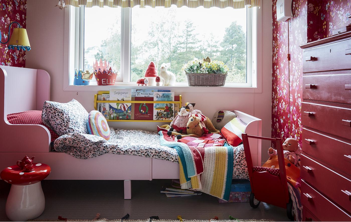 Chambre d’enfant décorée en rouge avec des motifs.