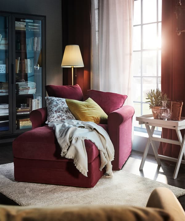 Change looks of your GRÖNLID chaise lounge with a soft, dark red Tallmyra chenille cover.