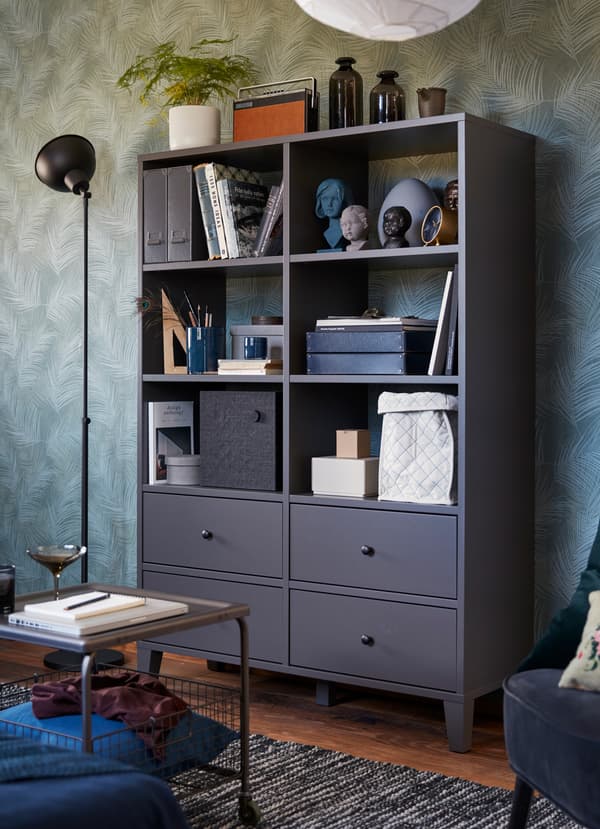 Chaque chose à sa place et bien mise en valeur dans le rangement IKEA BRYGGJA en gris foncé. Six casiers ouverts en haut et quatre tiroirs en bas – de quoi voir venir.