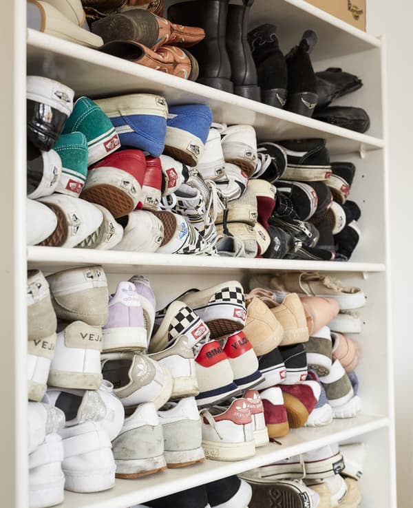 Chaussures empilées dans une bibliothèque.