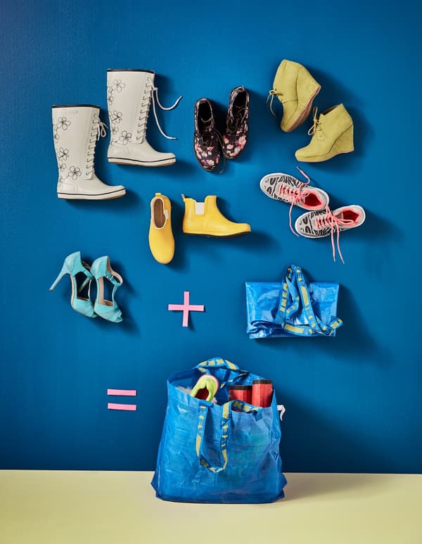 Chaussures rangées dans un sac bleu IKEA