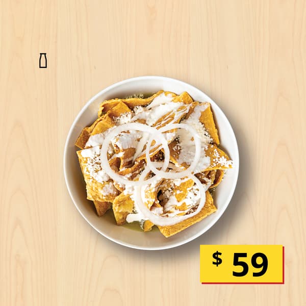 Chilaquiles servidos con salsa verde o roja, crema, cebolla y queso