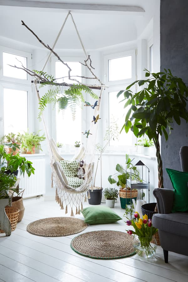 Choose accessories in natural textures.