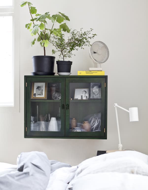 Choose bare walls.