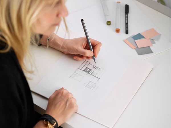 Christine Breeze, designer IKEA, dessine comment exploiter le mur de sa chambre pour bébé.