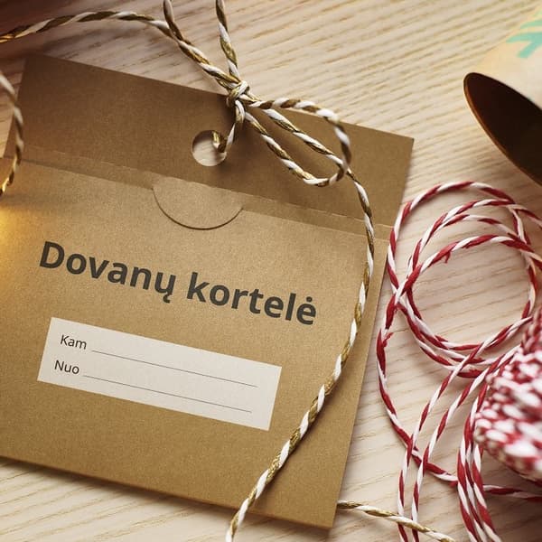 Close-up of a brown gift card envelope with the Lithuanian text 