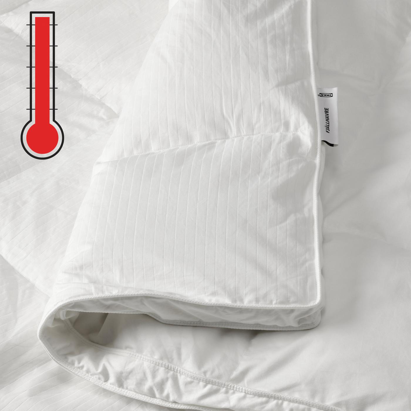Close-up van een wit, extra warm en dik dekbed voor mensen die het de hele nacht lang lekker warm willen hebben, ook in frisse ruimtes.