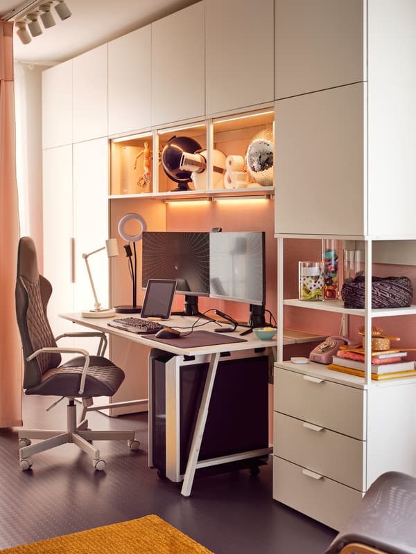 Clóset de color blanco, alto y con 3 compartimientos o cajones para organizar tu ropa. Pertenece al modelo y familia PLATSA de IKEA, que contiene un espacio arriba para colgar blusas, pantalones, chaquetas y más.