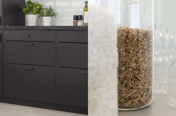 Cocina de la familia KUNGSBACKA, con revestimiento negro. Hecho con desechos reciclados de manera amigable con el medio ambiente.