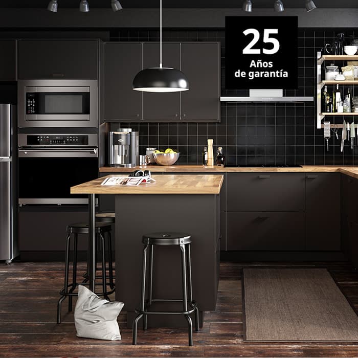 Cocina SEKTION: Moderna, flexible y funcional. Con módulos personalizables y almacenamiento inteligente, esta cocina se adapta a tu espacio y estilo. Fácil de montar, resistente y perfecta para hacer de tu cocina un lugar práctico y lleno de estilo.