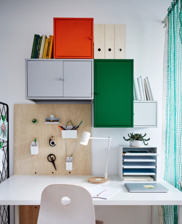Coin bureau avec rangements multiples et panneau perforé. 