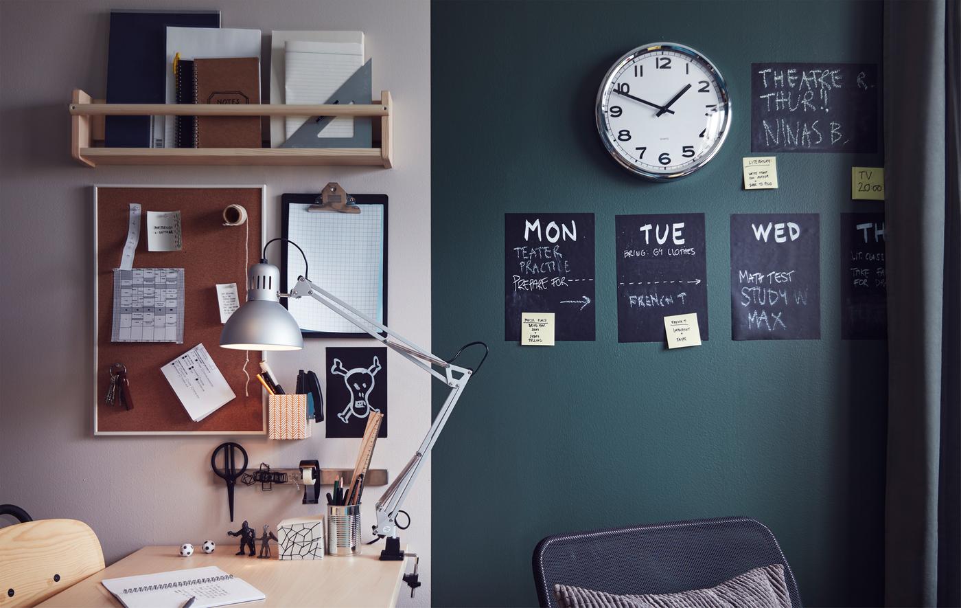 Coin bureau dans une chambre d’ado, avec bureau, lampe de travail, étagères, porte-bloc, horloge, panneau d’affichage et planning hebdomadaire au mur