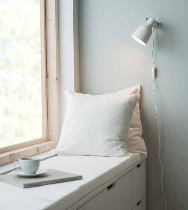 Coin détente doté de coussins, d’une applique et d’un matelas sur mesure à faire soi-même