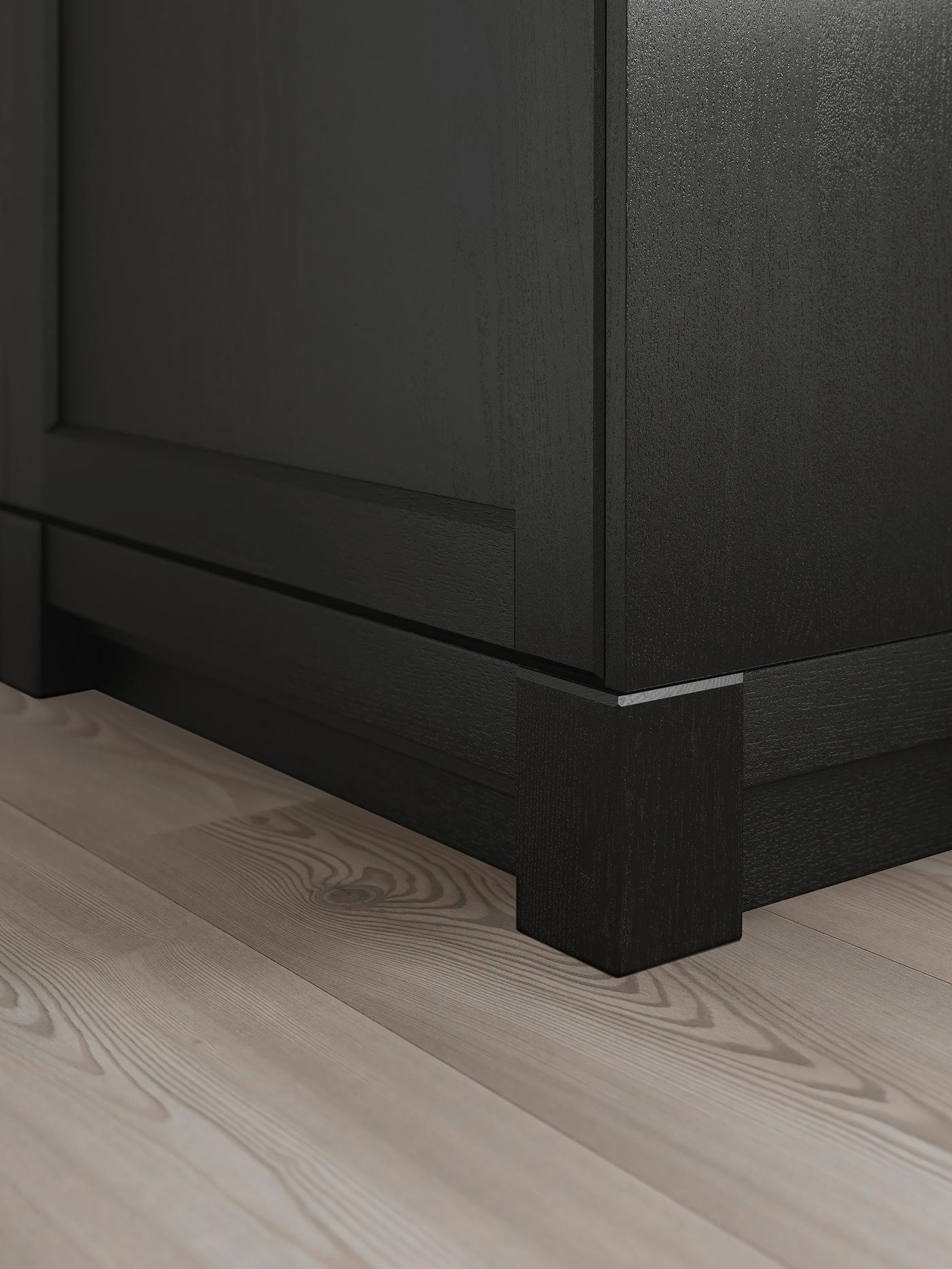 Coin inférieur d’une armoire de cuisine avec des portes LERHYTTAN teintes en noir.