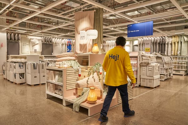 Colaborador caminando por el área de Accesorios y decoración de la tienda