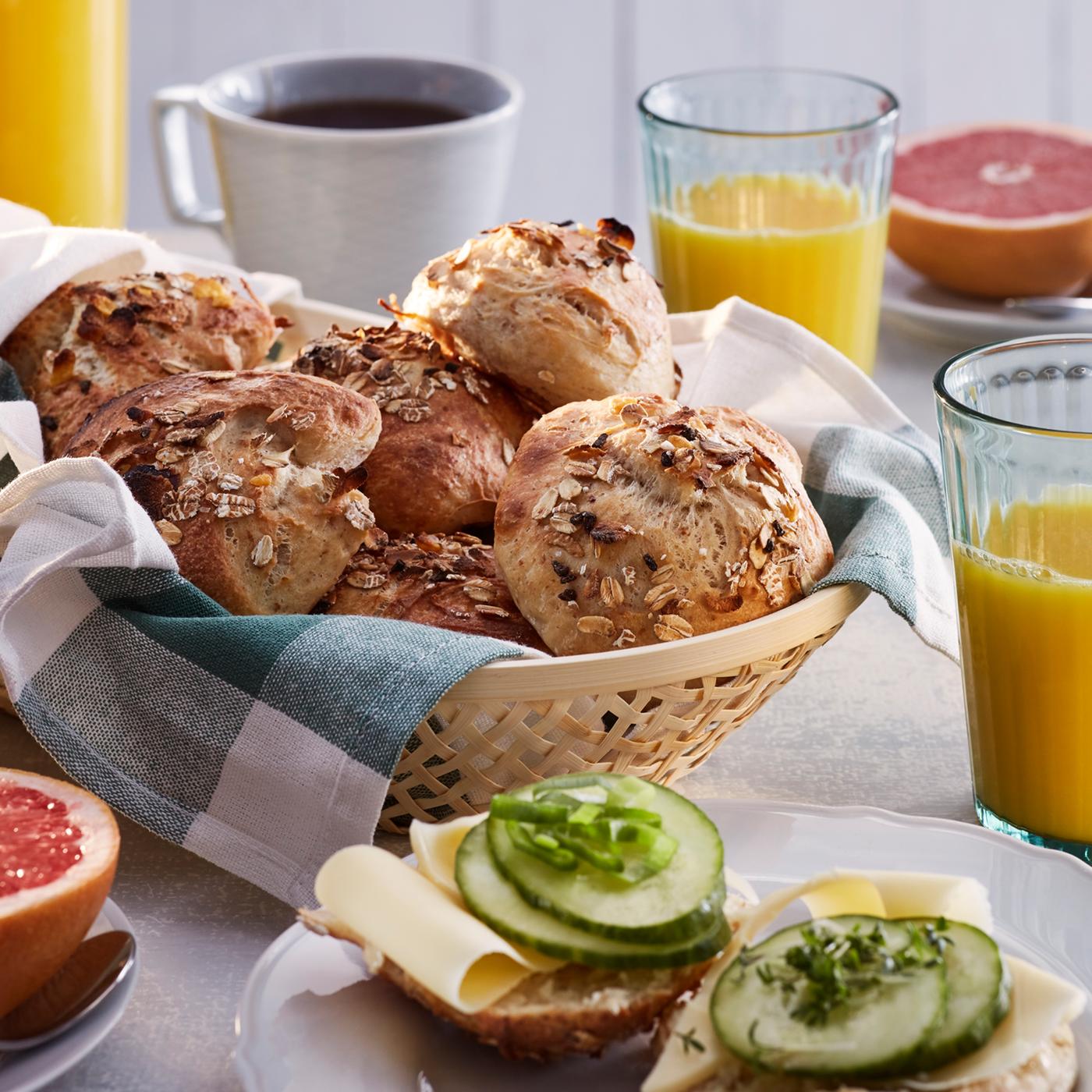 Cold-fermented buns with muesli and salt flakes.
