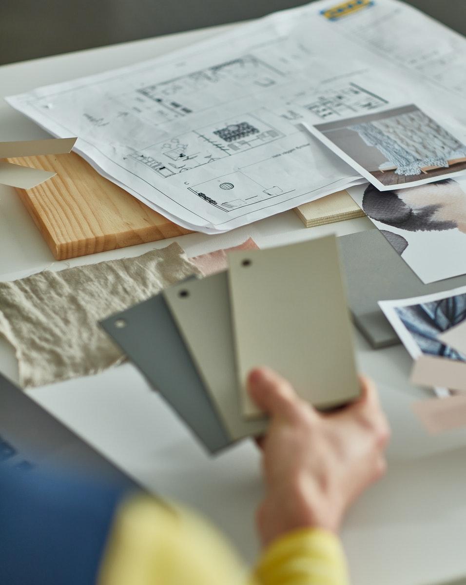 Collaborateur IKEA montrant différentes couleurs pour une décoration d’intérieur.