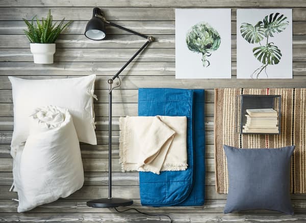 Collage de tissus bleus et blanc, et accessoires décoratifs.