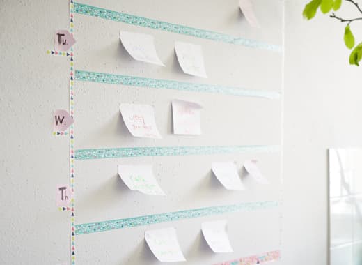 Collez un semainier sur le mur de la cuisine avec de l’adhésif IKEA SPRUDLA. L’adhésif existe dans des variantes rose et turquoise à motifs. Les notes repositionnables permettent de ne pas perdre de vue les rendez-vous.