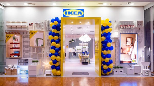 Colorful entrance of an IKEA Planning Studio decorated with blue and yellow balloons, inviting customers into a modern and compact showroom.

