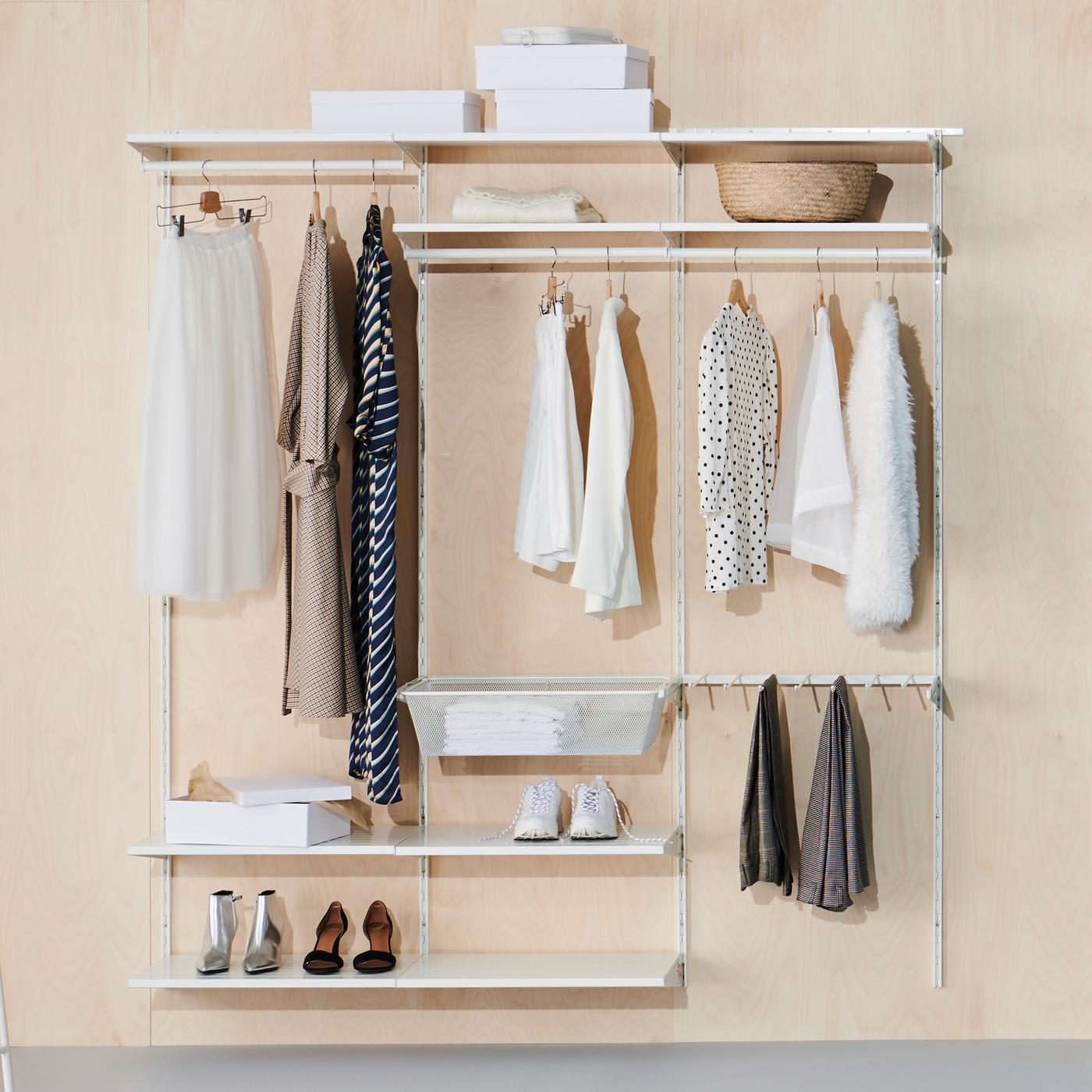 Combinaison d’armoire BOAXEL avec tablettes, tringles à vêtements, corbeille en fil où sont rangés des vêtements, chaussures, boîtes et panier.