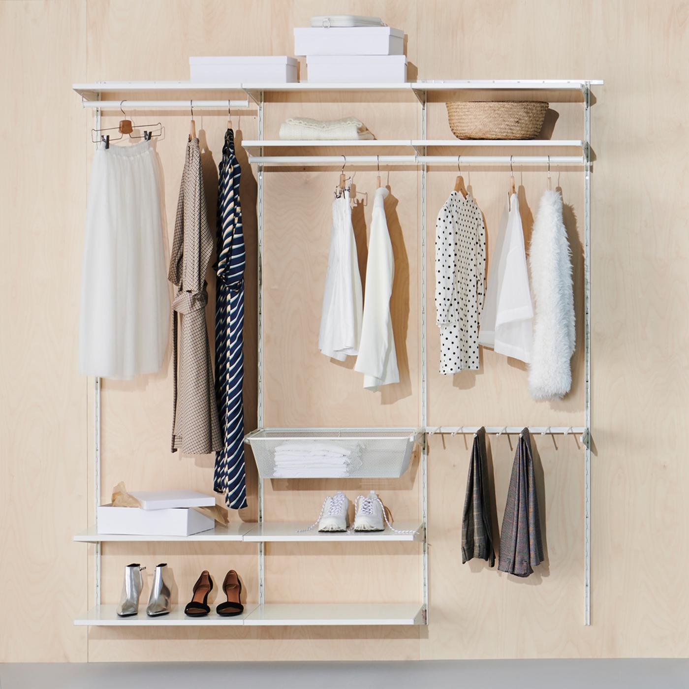 Combinaison d’armoire-penderie BOAXEL avec tablettes, tringles à habits, corbeille en fil où sont rangés des vêtements, des chaussures, des boîtes et un panier.