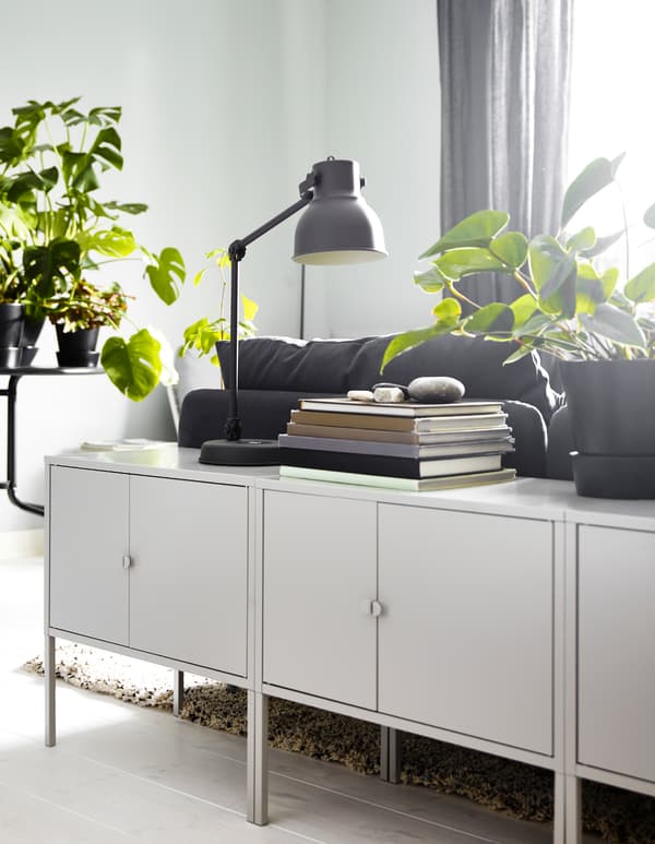 Combinez meubles modernes et rangements ouverts et fermés pour créer une impression d’équilibre dans le séjour. Placez derrière le canapé quelques armoires modernes qui s’intègrent au décor. IKEA propose un vaste choix d’armoires comme LIXHULT en métal/gris.