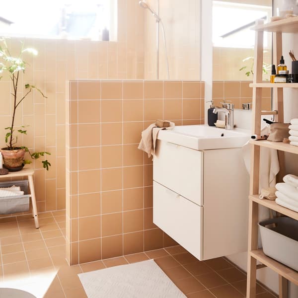 Comment transformer sa salle de bain en spa ? La série de pommeaux de douche chromés avec fonction jet concentré IKEA BROGRUND et la série de rangement en bouleau VILTO permettent d’organiser élégamment la salle de bain.