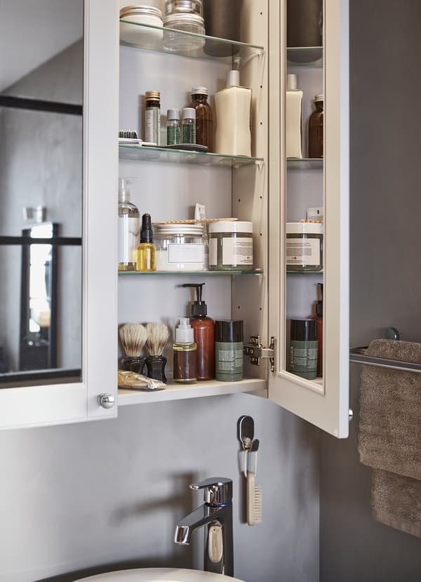 Complement your GODMORGON bathroom with light grey mirror cabinets from the series. The doors have glass mirrors both inside and outside to help see yourself from all angles.