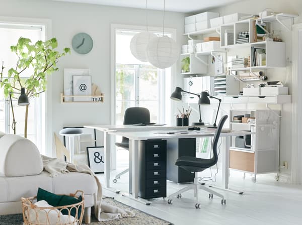 Con i mobili e le mensole della serie EKBY che sfruttano la parete, questo home office tutto in bianco è sempre perfettamente organizzato – IKEA