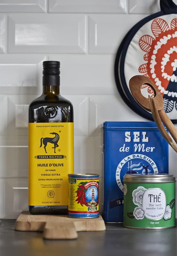 Condiments avec étiquettes aux couleurs vives