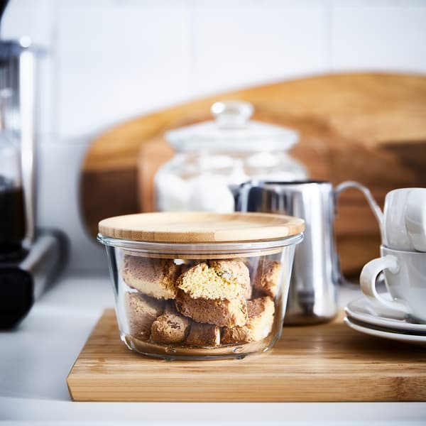 Contenant pour aliments en verre IKEA 365+ avec couvercle en bambou rempli de biscottes.