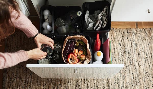 Conteneurs IKEA pour le tri des déchets.