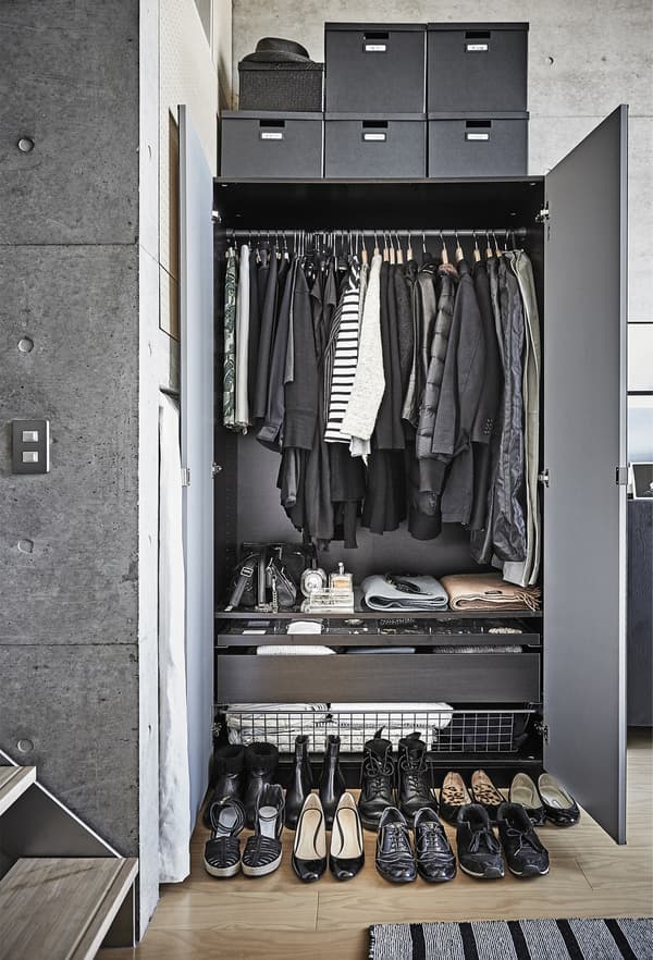 Contenu monochrome d’une garde-robe ouverte.