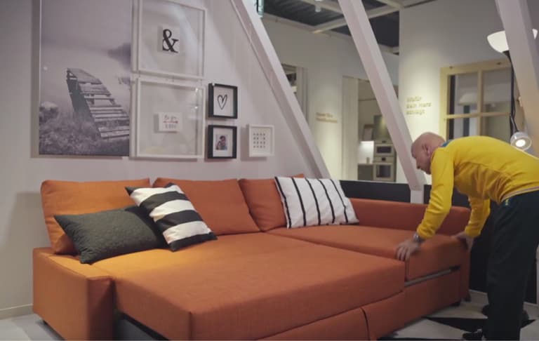 convertire mobili, soggiorno, camera da letto, soggiorno e camera da letto, divano letto, trasformare soggiorno in camera da letto, pernottamento ospiti, mobili multifunzionali, arredamento versatile, spazi piccoli, suggerimenti arredamento, IKEA guida, convertire soggiorno, idee IKEA