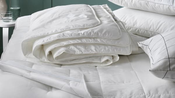 Couette STJÄRNBRÄCKA légèrement chaude pour lit deux places/grand deux places.