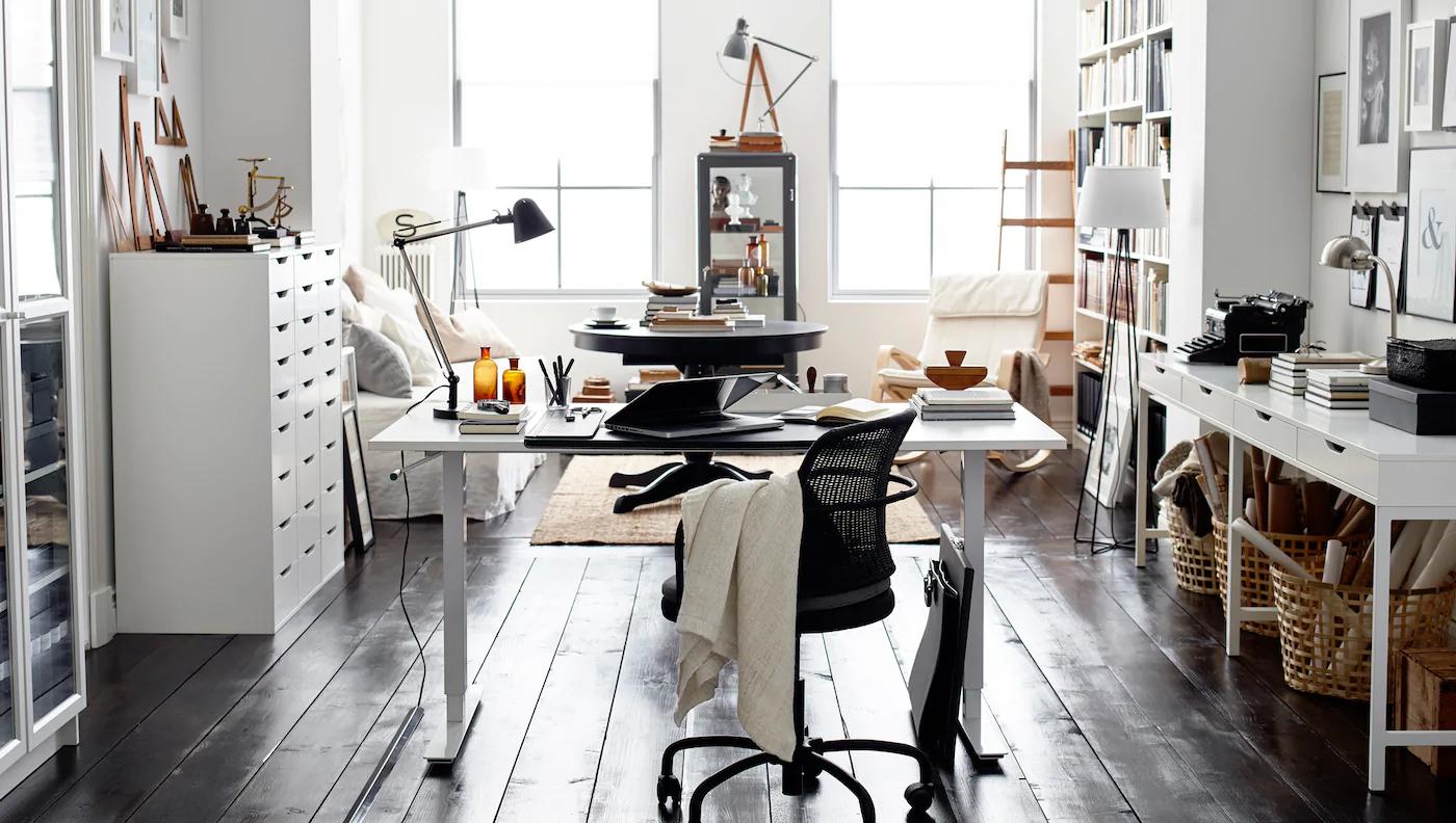 Couleurs neutres et combinaison de blanc et de noir donnent à cet espace de travail à domicile un style intemporel.