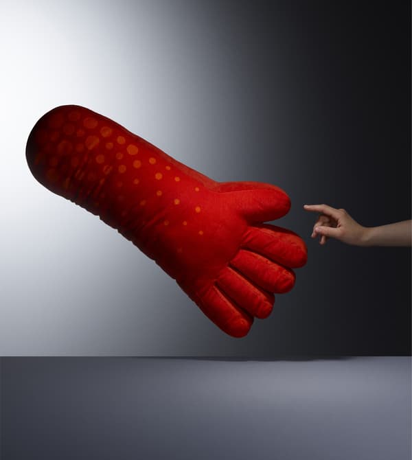 Coussin en forme de main rouge.