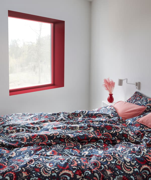 Couvre-lit de couleurs vives avec motifs traditionnels suédois appelés « kurbits ».