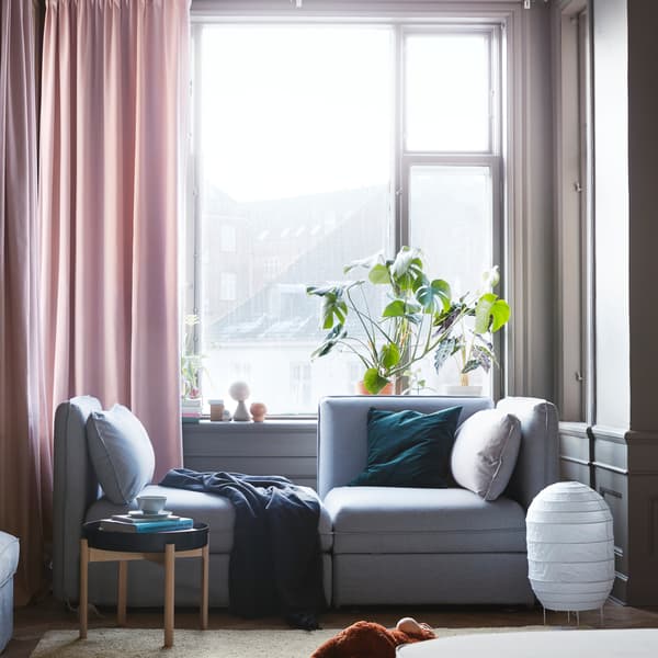 Crea il tuo esclusivo angolo relax quando vuoi con dei mobili flessibili, come VALLENTUNA, il divano componibile a 2 posti grigio con contenitore di IKEA