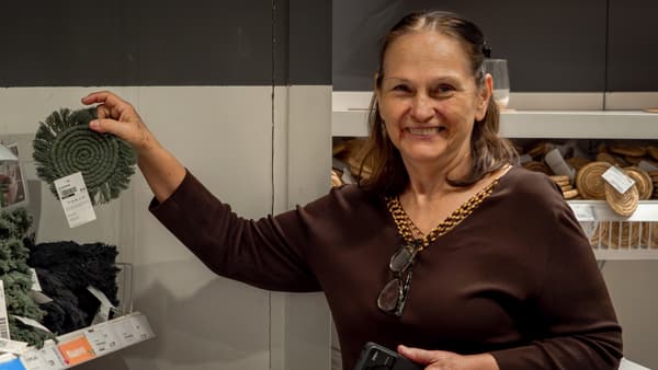 Creadora de productos de la colección RUNDARE posando con un porta vasos tejido.