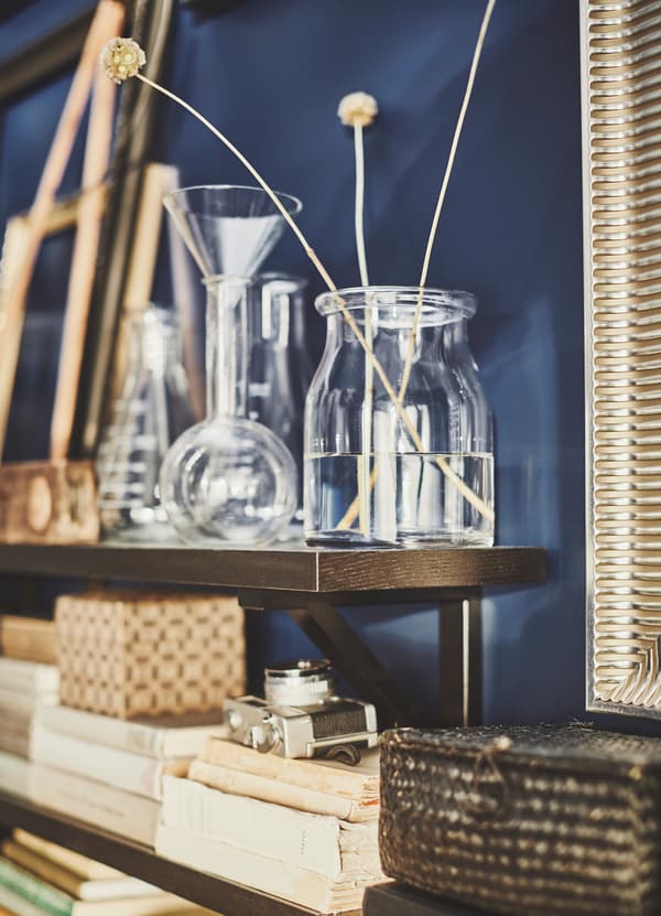 Create a still life setting with IKEA BEGÄRLIG clear glass vases. Place plants or other accessories inside to create your own eclectic collection.