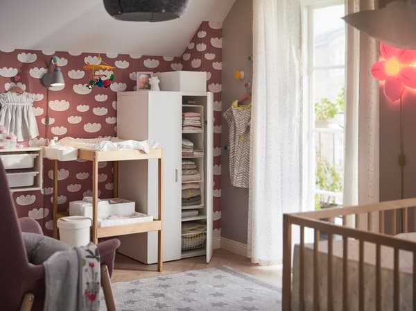 Crée un coin bébé calme et organisé avec la garde-robe blanche IKEA STUVA FRITIDS. Sa petite taille et ses arêtes et poignées arrondies en font une armoire sûre et parfaitement adaptée aux enfants.