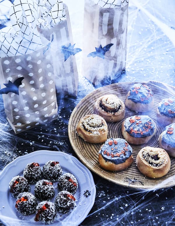 Crée un sachet cadeau amusant pour tes friandises d’Halloween en le décorant toi-même. IKEA a de jolis sachets qui feront l’affaire, comme le sachet pour bonbons GIVANDE, en papier. Il peut être recyclé.