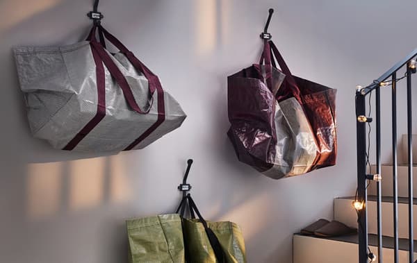 Crée une station de tri intelligente et anticipe le nettoyage pour les fêtes ! IKEA propose de nombreux meubles modernes et accessoires pour organiser ton espace, comme les sacs de rangement HAY dans un mélange de vert, blanc, violet et jaune.
