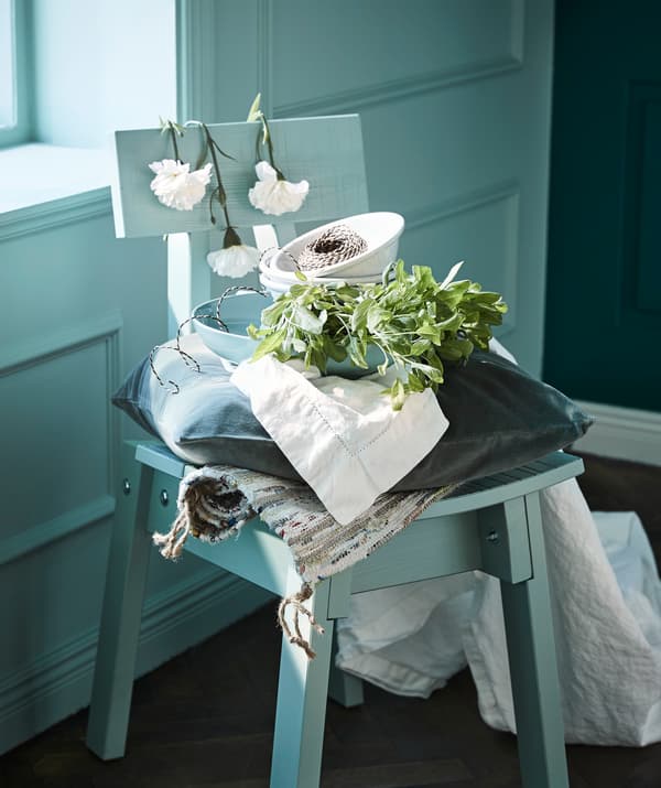 Crée une table estivale dans des teintes de vert. Avec la vaisselle IKEA ENTYDIG vert clair, par exemple!