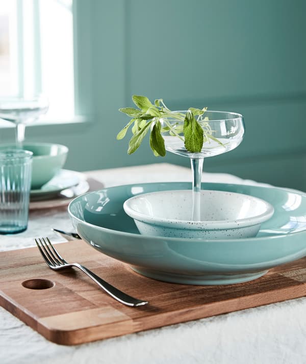 Crée une table estivale dans un mélange de verts clairs et de blancs purs! Choisis une vaisselle vert clair, comme le bol vert IKEA ENTYDIG!