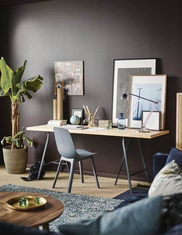 Créez un coin bureau dans un séjour à tout faire ! IKEA propose un grand choix de mobilier pour le séjour, comme cette table réalisée avec un plan de travail IKEA KARLBY en bouleau et des tréteaux LERBERG en gris.