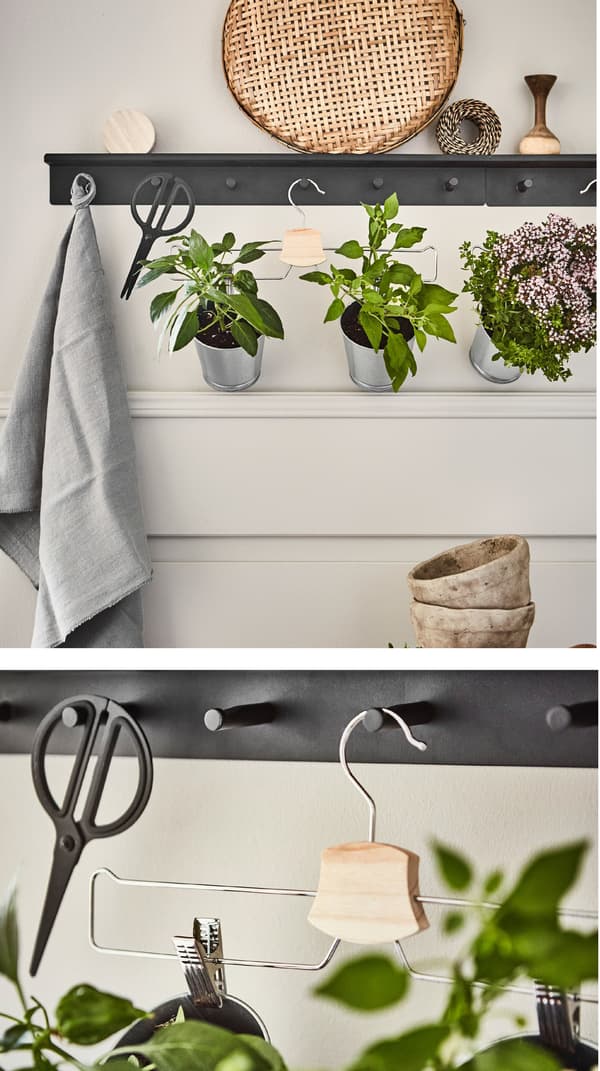 Créez un mini-carré d’herbes aromatiques dans la cuisine en fixant de petits pots à un porte-pantalons ! Puis accrochez-les à une barre support avec crochets. IKEA propose différents cintres, comme le porte-pantalons/jupes BUMERANG chromé.