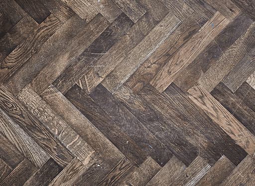 Créez un présentoir suspendu unique pour vos bijoux, à la fois fonctionnel et décoratif. IKEA propose un vaste choix de cintres, comme les cintres BUMERANG en bois dur massif naturel.